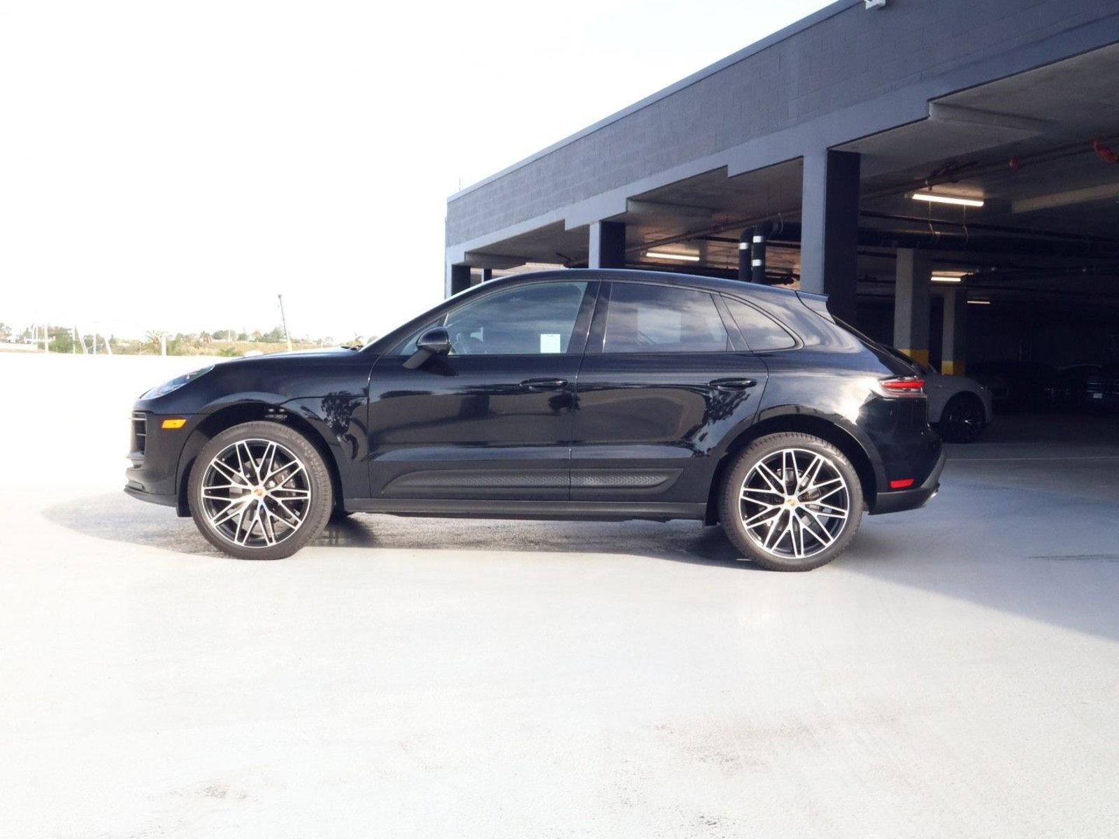 Certified 2024 Porsche Macan image 2