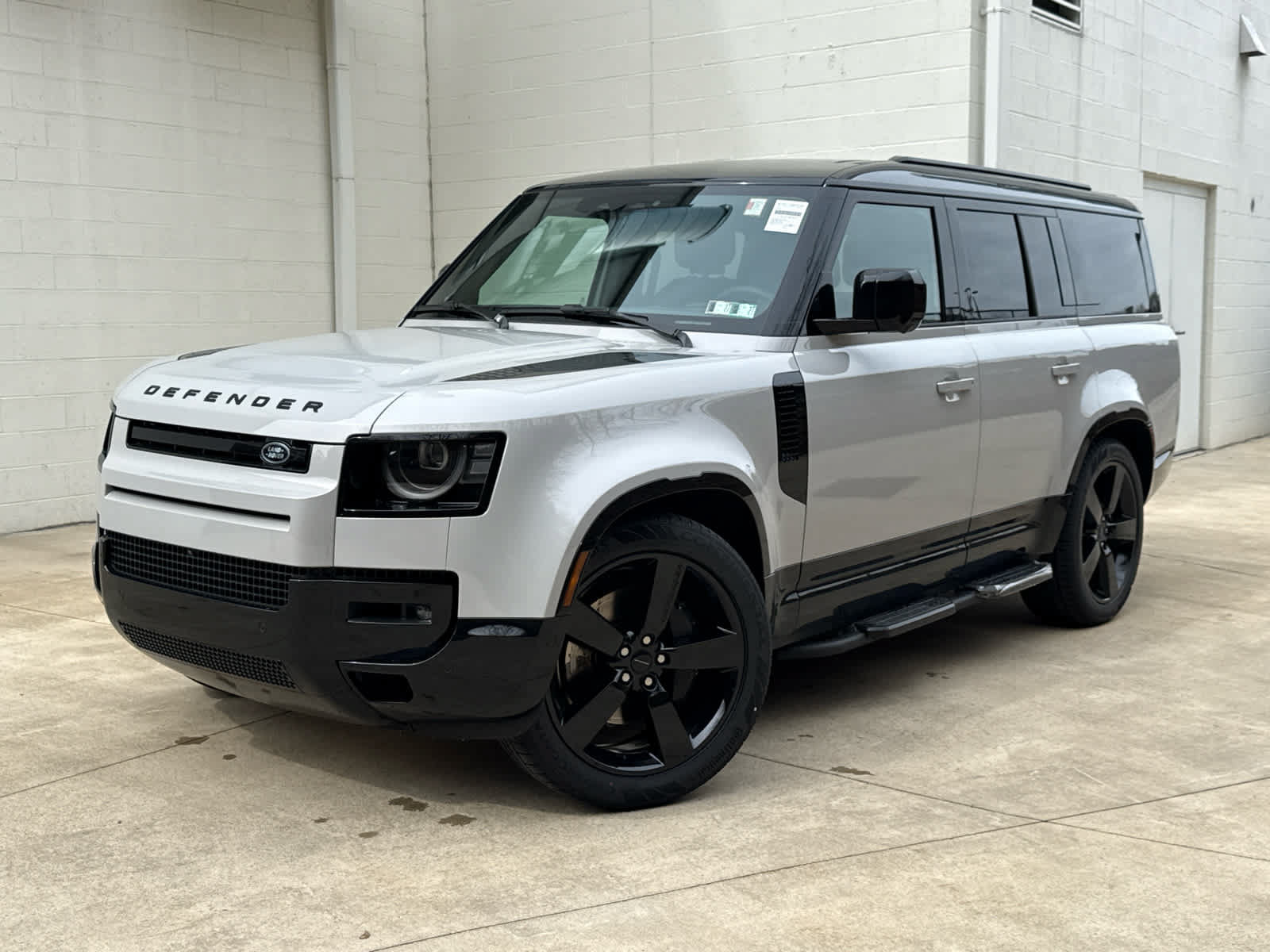 Used 2026 Land Rover Defender 130 X-Dynamic SE AWD/4WD image 1