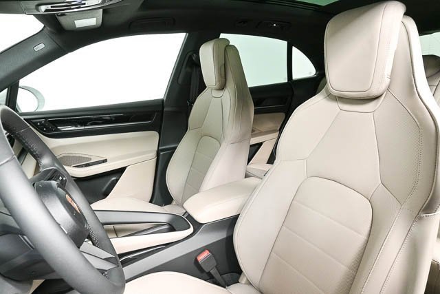 New 2025 Porsche Macan 4S Electric image 9