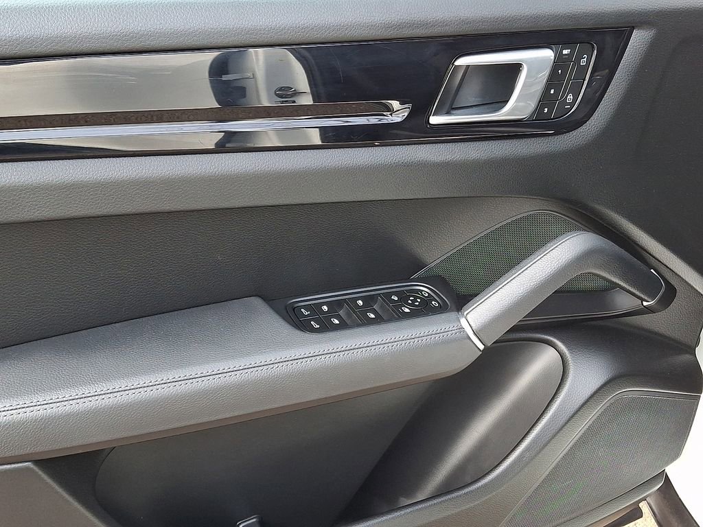 Used 2023 Porsche Cayenne w/ Premium Package image 8