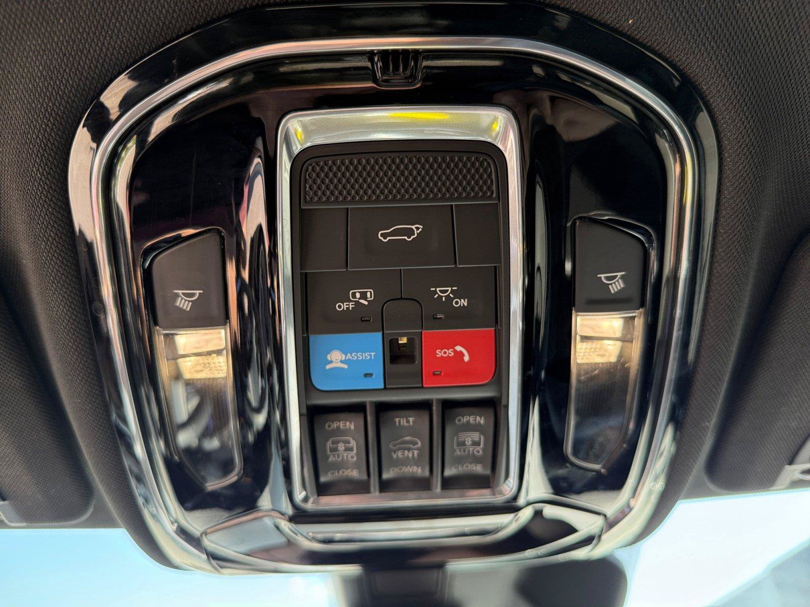 Used 2022 Jeep Grand Cherokee Overland AWD/4WD image 17