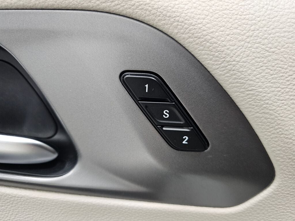 Used 2023 Chrysler Pacifica Touring-L FWD image 27