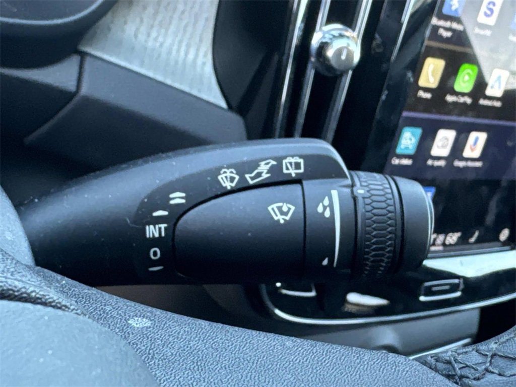 Used 2024 Volvo XC40 B5 Plus image 42