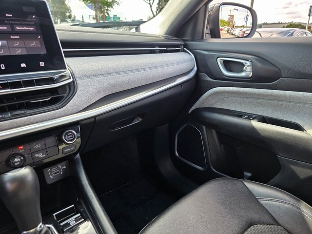 Used 2024 Jeep Compass Latitude image 33