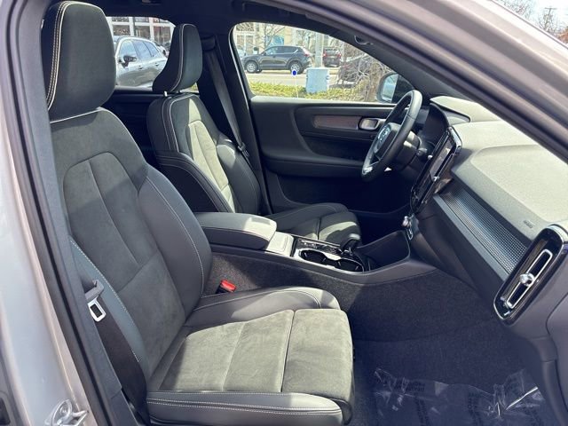 Used 2025 Volvo XC40 B5 Plus AWD/4WD image 16