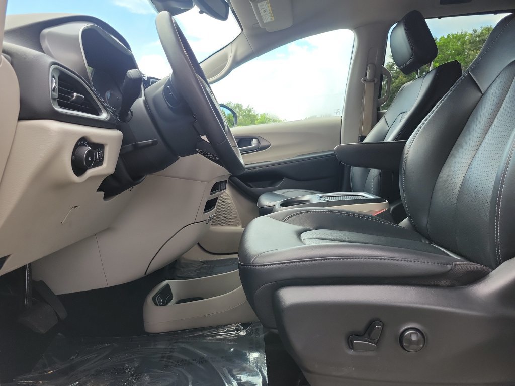 Used 2024 Chrysler Pacifica Touring-L FWD image 23