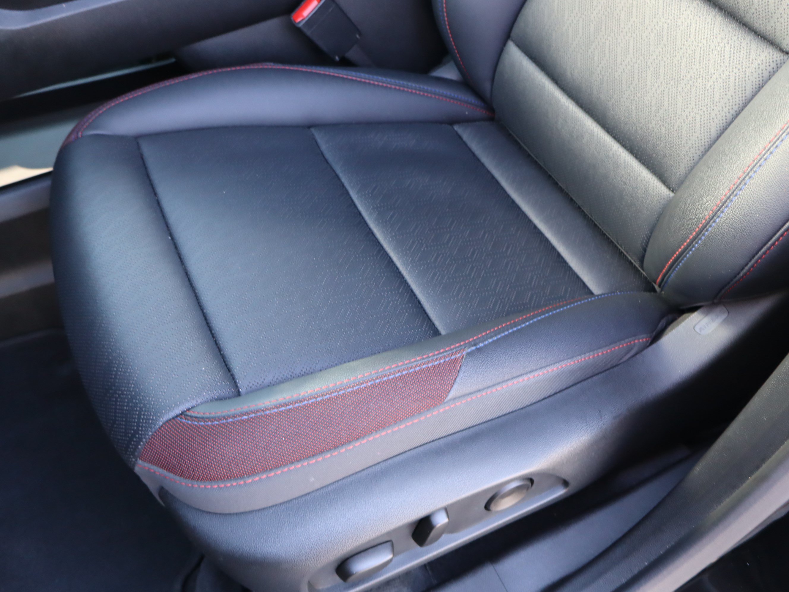 Used 2025 Chevrolet Equinox RS w/ Convenience Package III FWD image 17