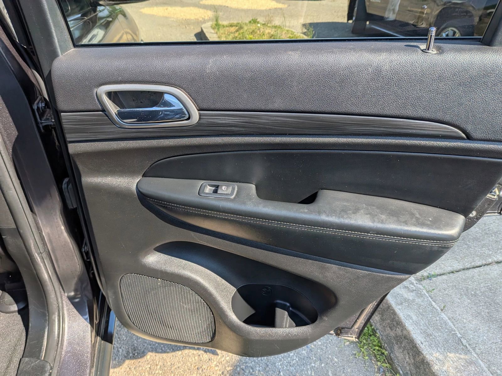 Used 2019 Jeep Grand Cherokee Laredo AWD/4WD image 32