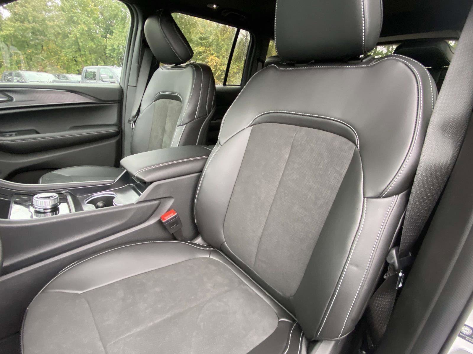 New 2025 Jeep Grand Cherokee Altitude image 10