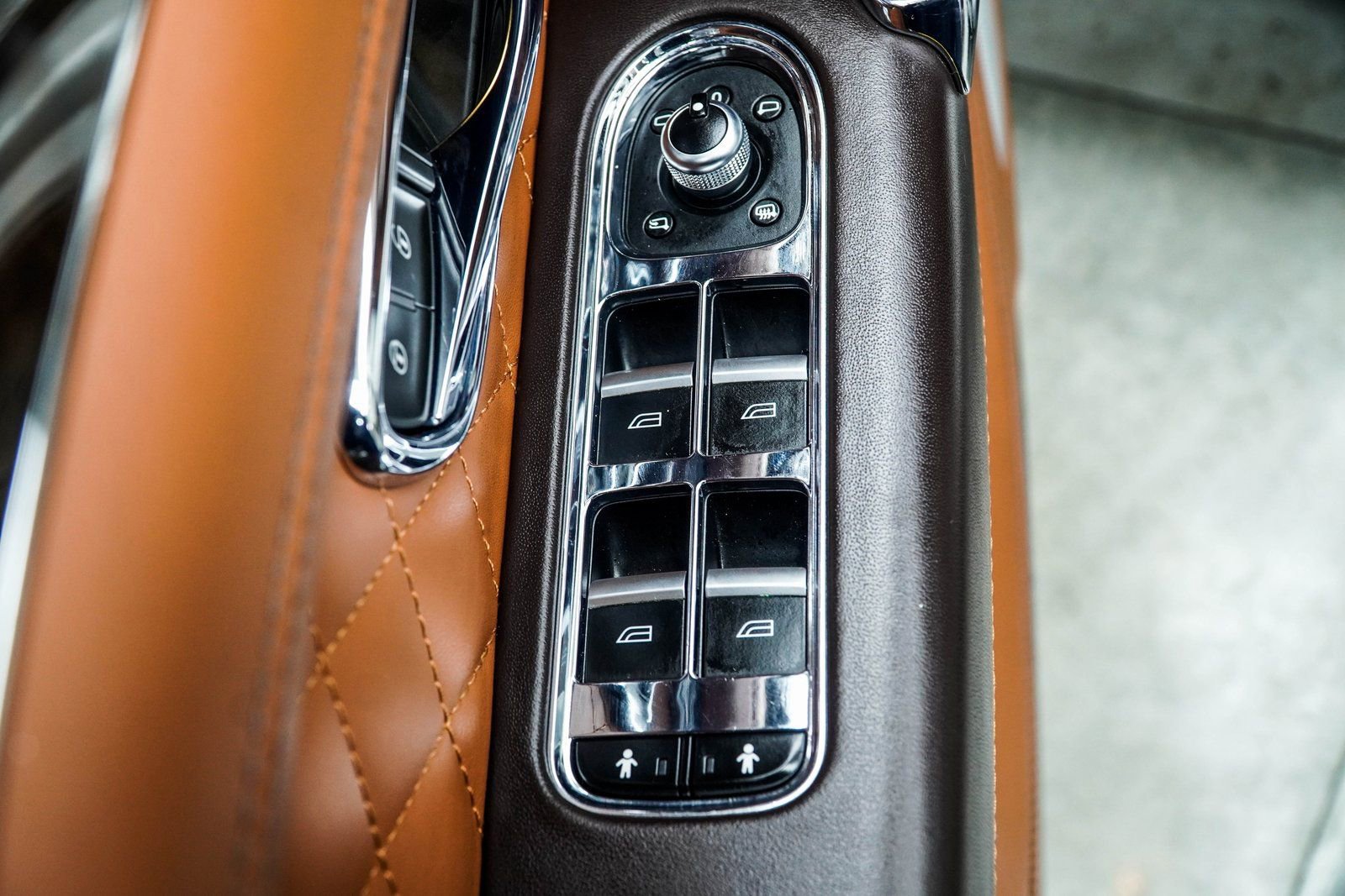 Used 2017 Bentley Bentayga image 43