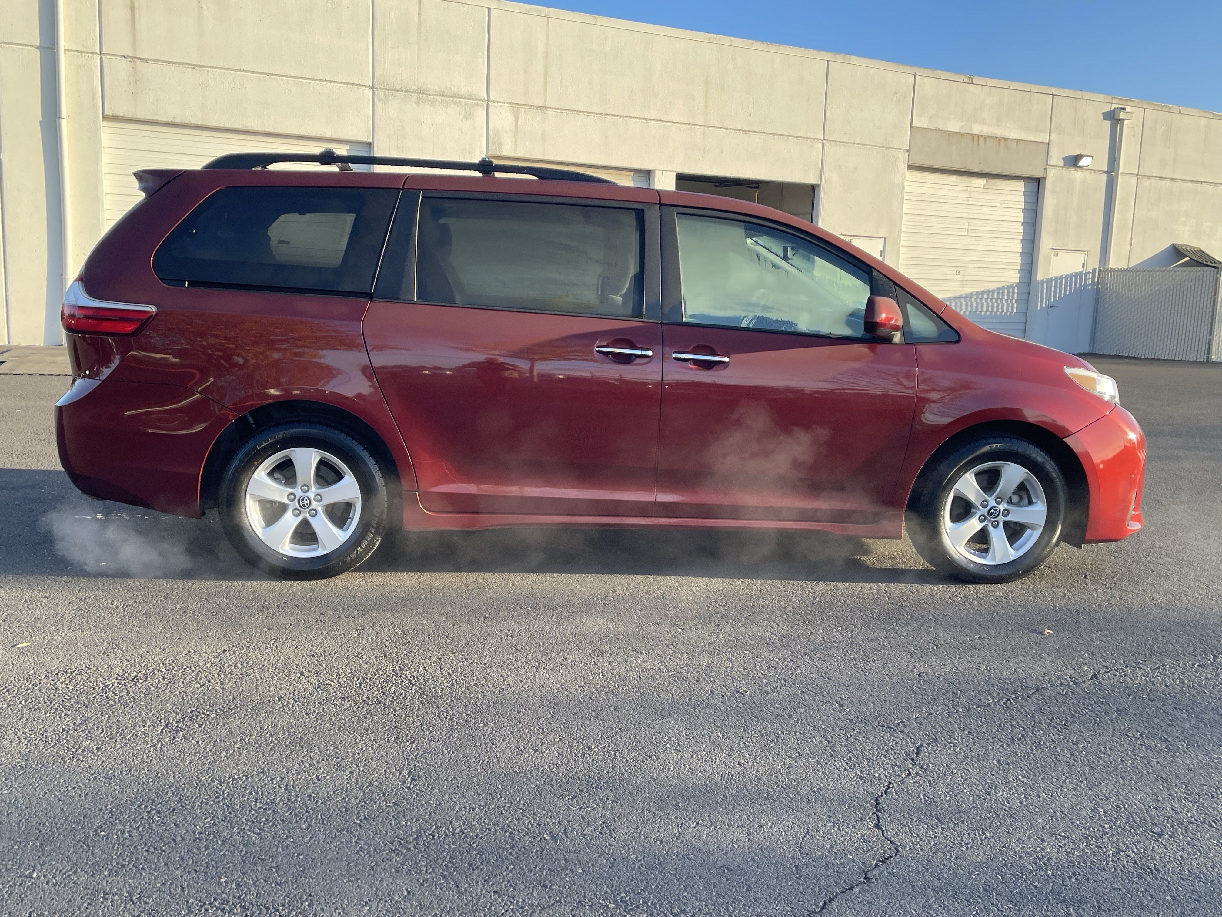 Used 2020 Toyota Sienna LE w/ LE Preferred Package FWD image 5