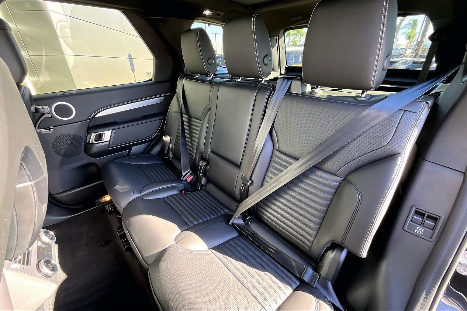 New 2026 Land Rover Discovery Dynamic SE image 10