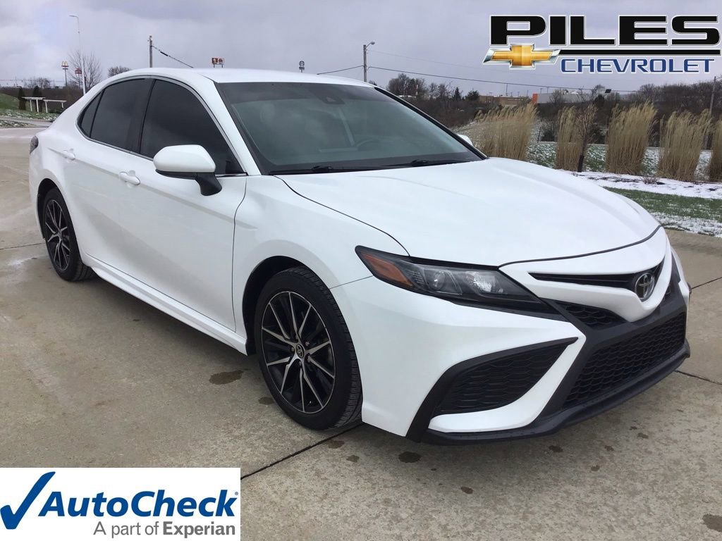 Used 2021 Toyota Camry SE image 1