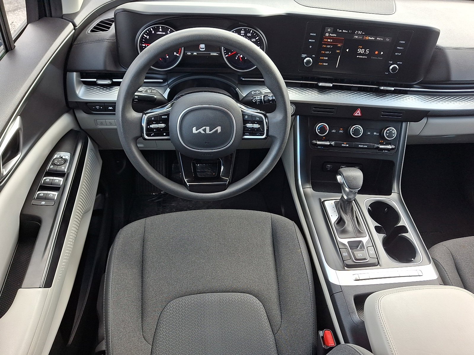 Used 2023 Kia Carnival LX image 12