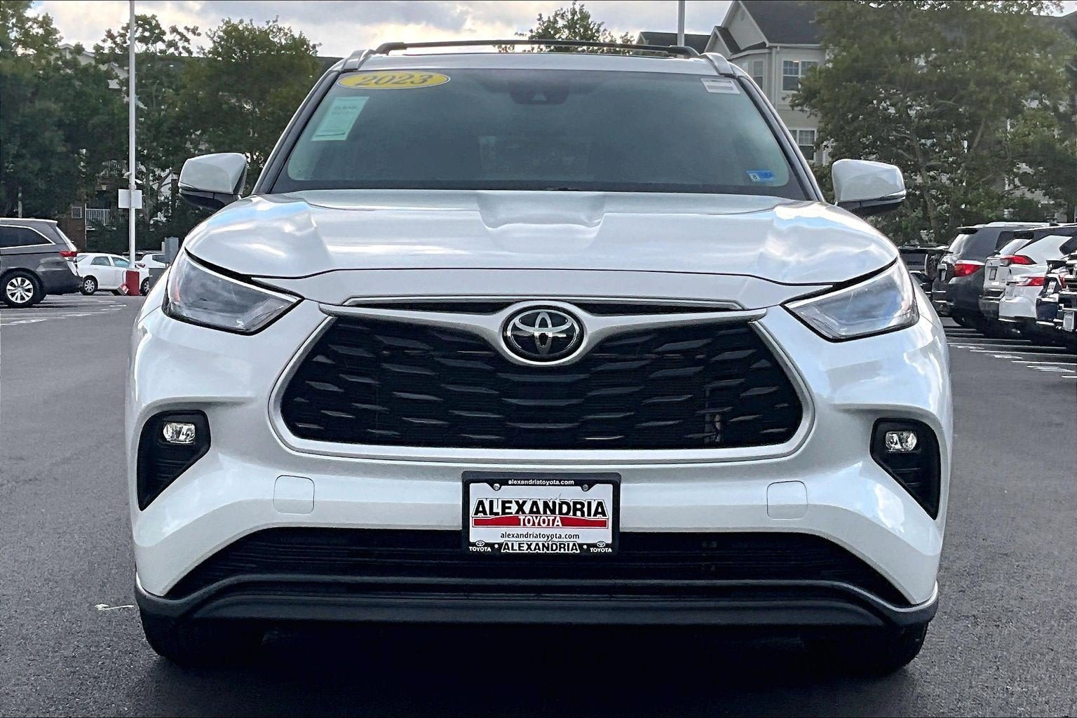 Used 2023 Toyota Highlander XLE AWD/4WD image 3
