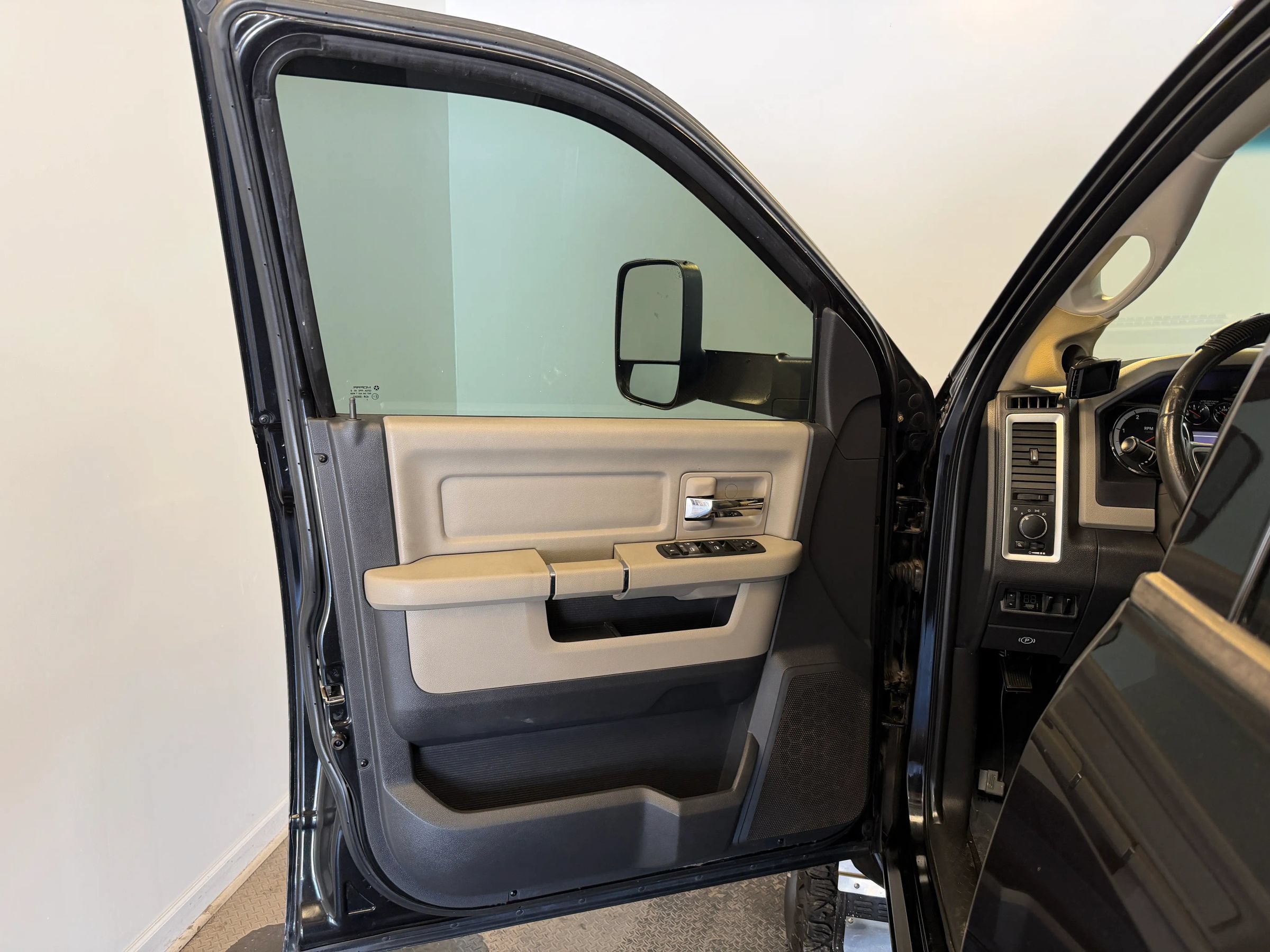 Used 2010 Dodge Ram 2500 Truck SLT w/ Technology Group AWD/4WD image 9