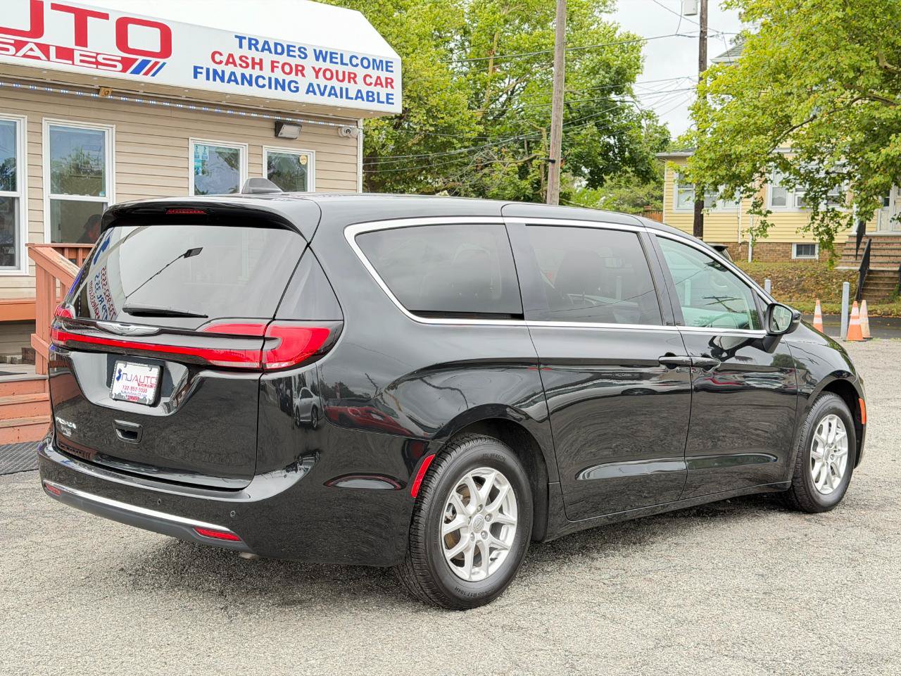 Used 2023 Chrysler Pacifica Touring-L FWD image 4
