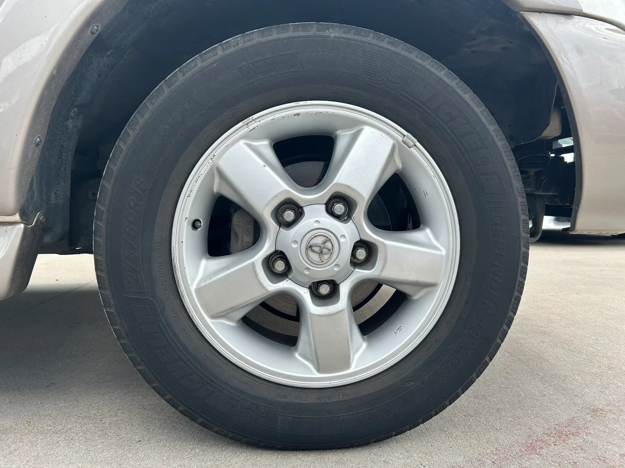 Used 2004 Toyota Land Cruiser AWD/4WD image 32