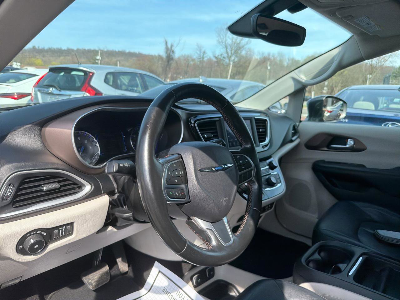 Used 2019 Chrysler Pacifica Touring-L FWD image 17