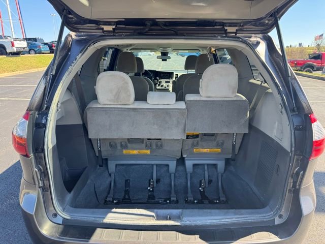 Used 2020 Toyota Sienna L image 9