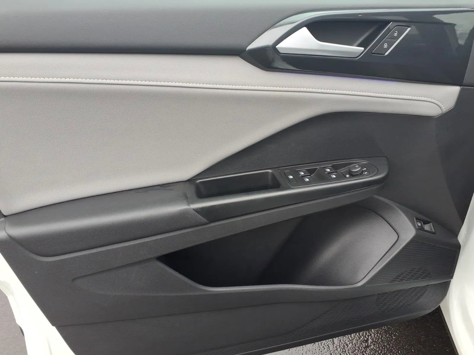 Used 2022 Volkswagen Taos SEL w/ Panoramic Sunroof Package AWD/4WD image 24