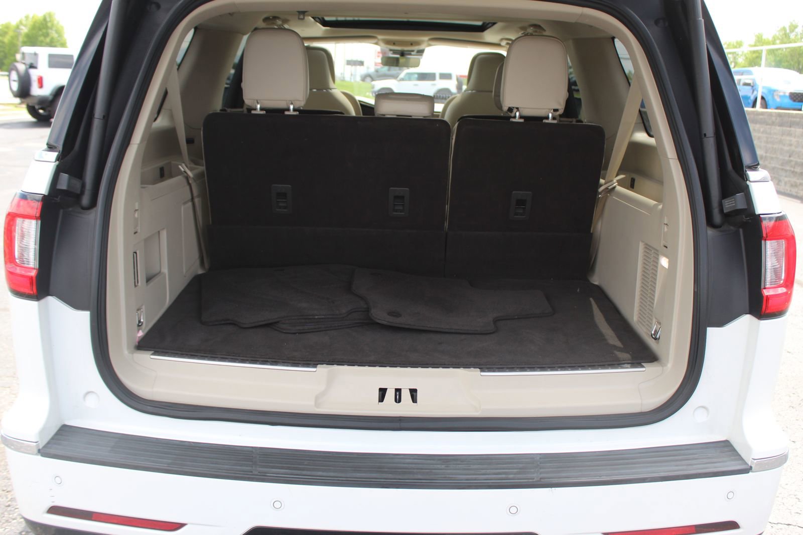 Used 2020 Lincoln Navigator L Reserve w/ Equipment Group 208A Reserve AWD/4WD image 20
