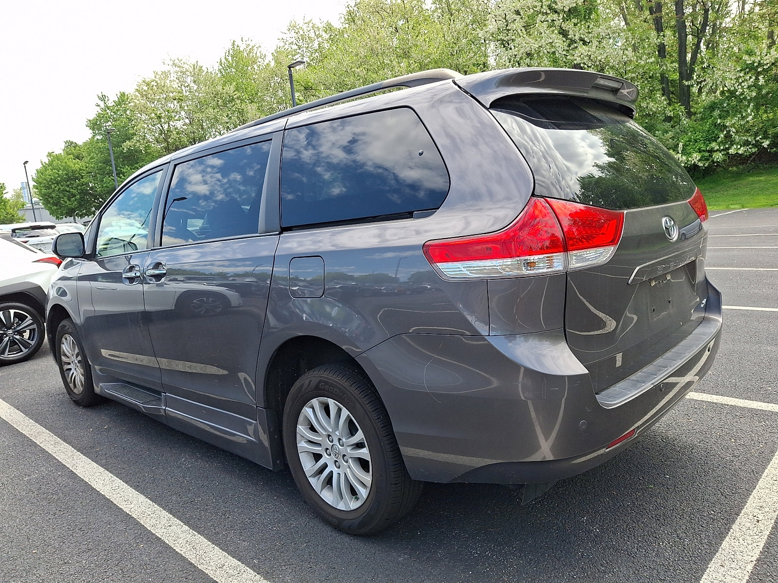 Used 2013 Toyota Sienna XLE FWD image 3