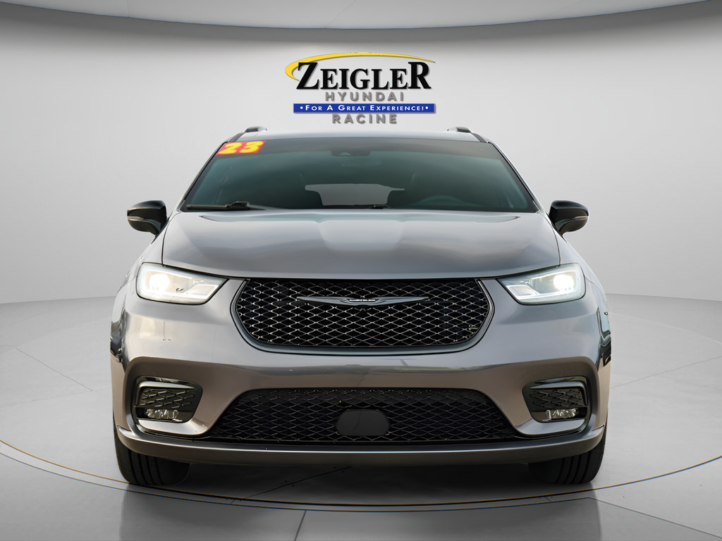 Used 2023 Chrysler Pacifica Limited w/ S Appearance Package AWD/4WD image 2