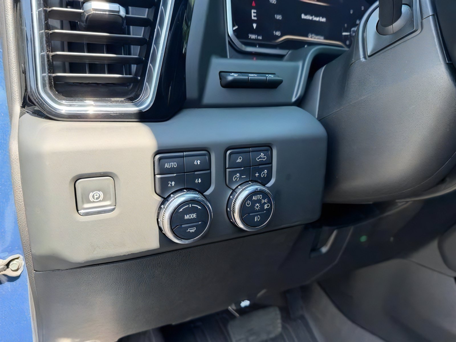 Used 2024 GMC Sierra 3500 Denali w/ Technology Package AWD/4WD image 24