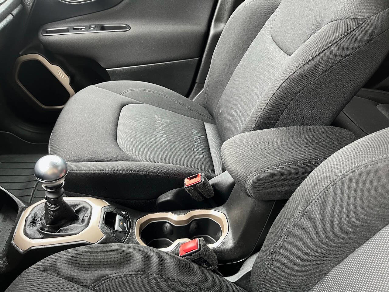 Used 2015 Jeep Renegade Latitude image 32