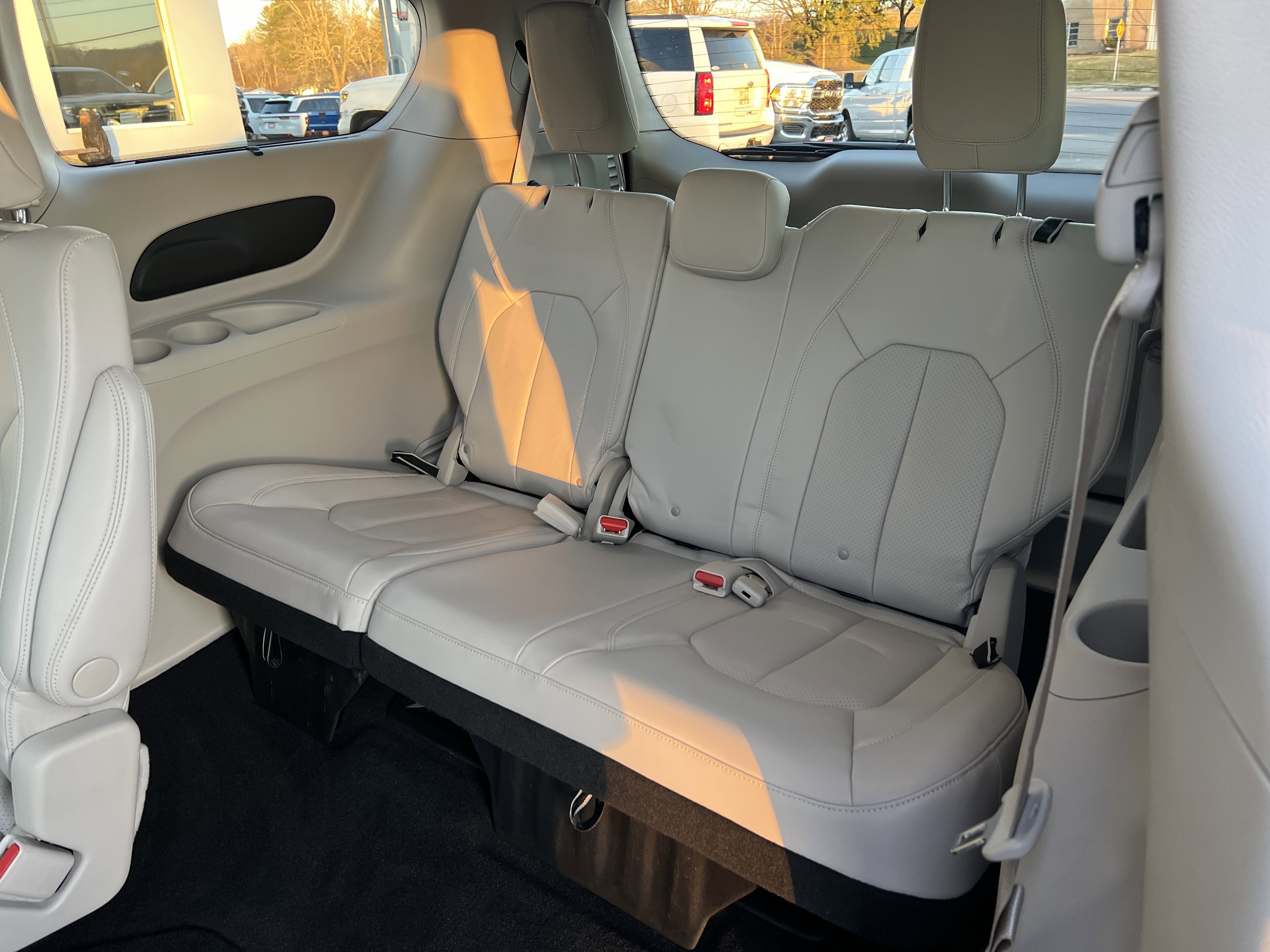 Used 2021 Chrysler Pacifica Touring-L image 9