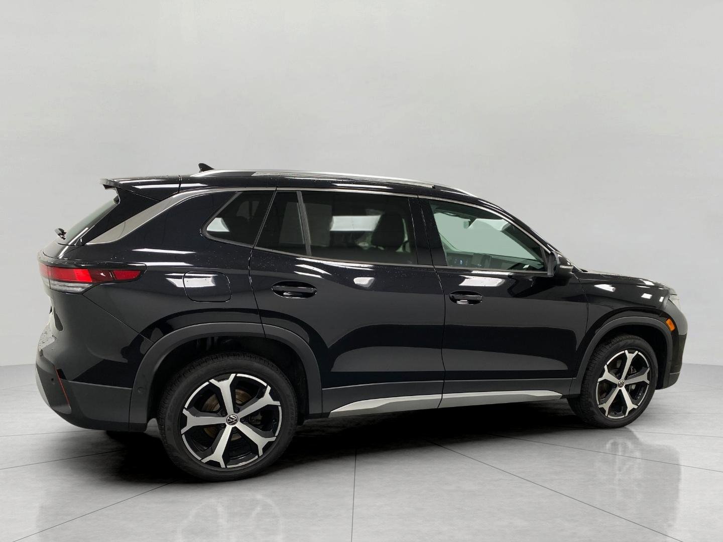 Certified 2025 Volkswagen Tiguan SE image 2