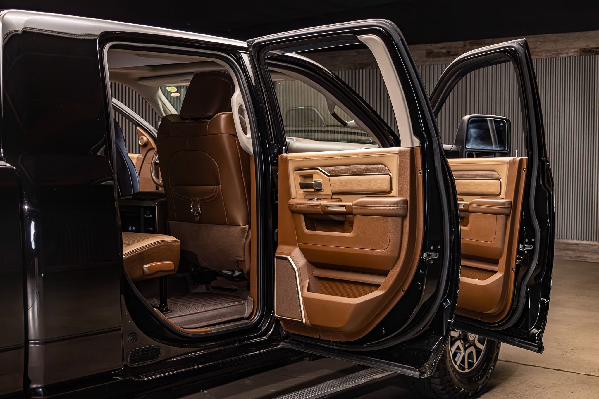 Used 2024 RAM 3500 Limited w/ Towing Technology Group image 29