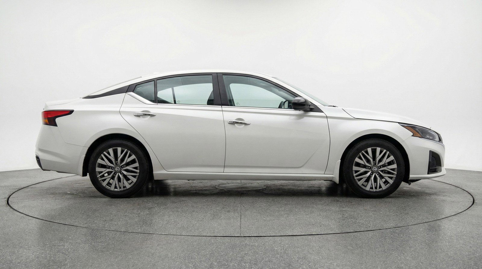 Used 2025 Nissan Altima 2.5 SV FWD image 11