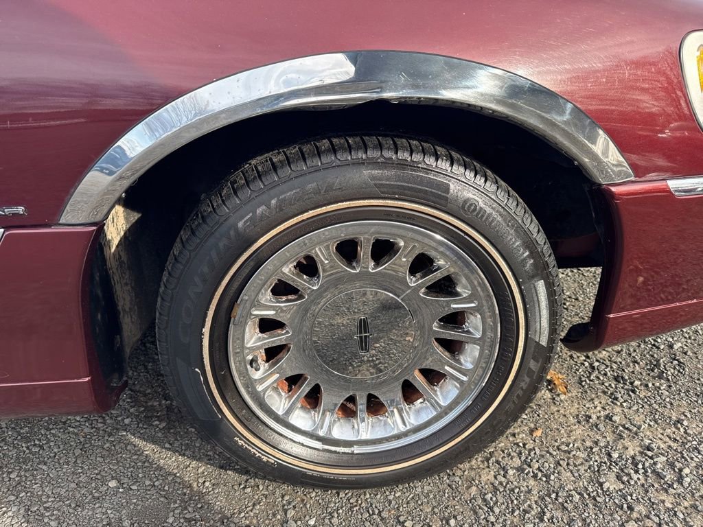 Used 2000 Lincoln Town Car Cartier image 25