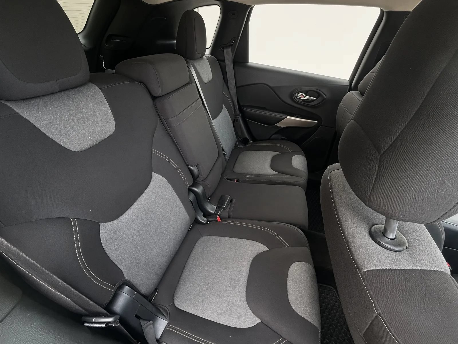Used 2018 Jeep Cherokee Latitude w/ Cold Weather Group AWD/4WD image 20