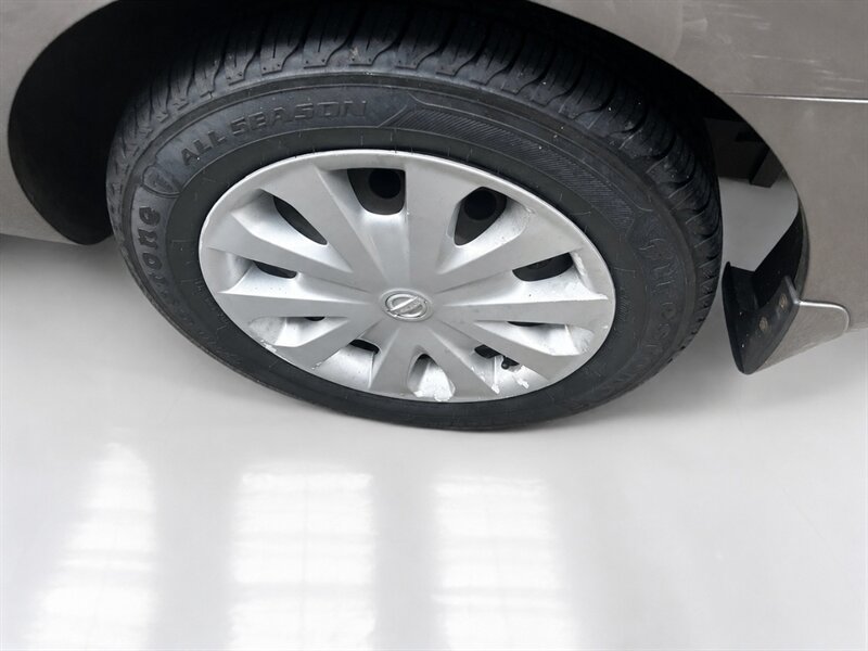 Used 2012 Nissan Versa SV FWD image 29