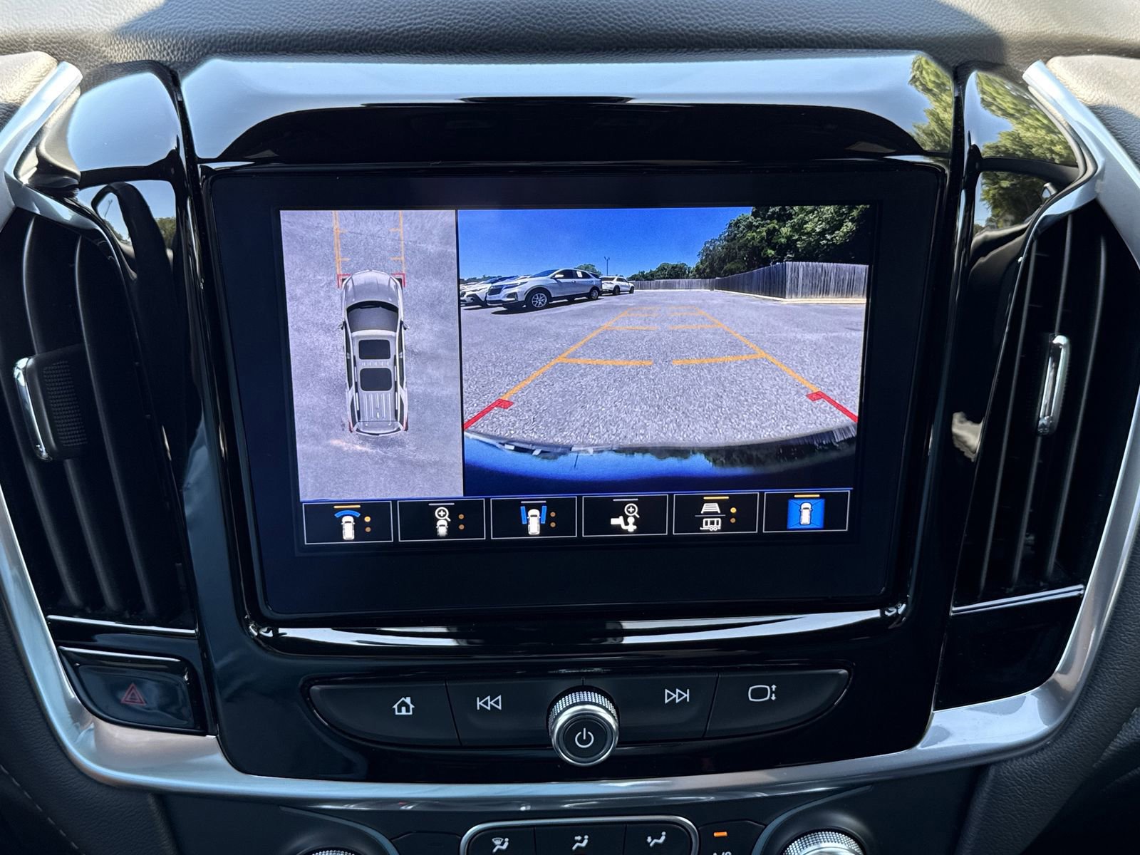 Used 2023 Chevrolet Traverse LT w/ Rear Camera Mirror Package FWD image 25