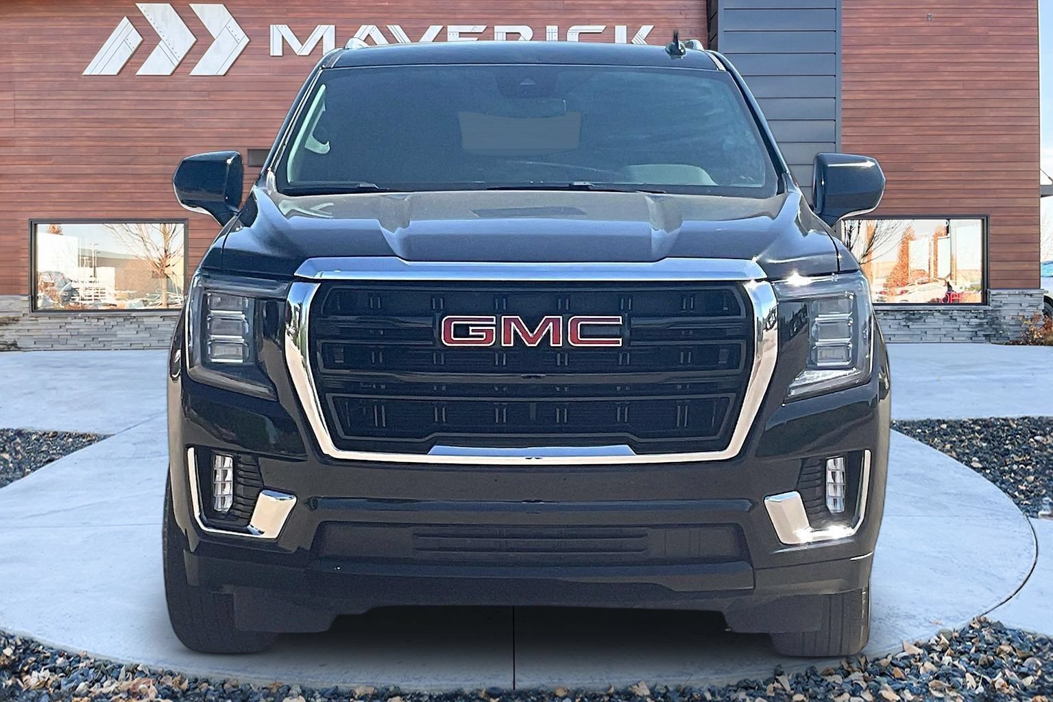 Used 2023 GMC Yukon XL SLE w/ Gmc Pro Safety Plus Package AWD/4WD image 2