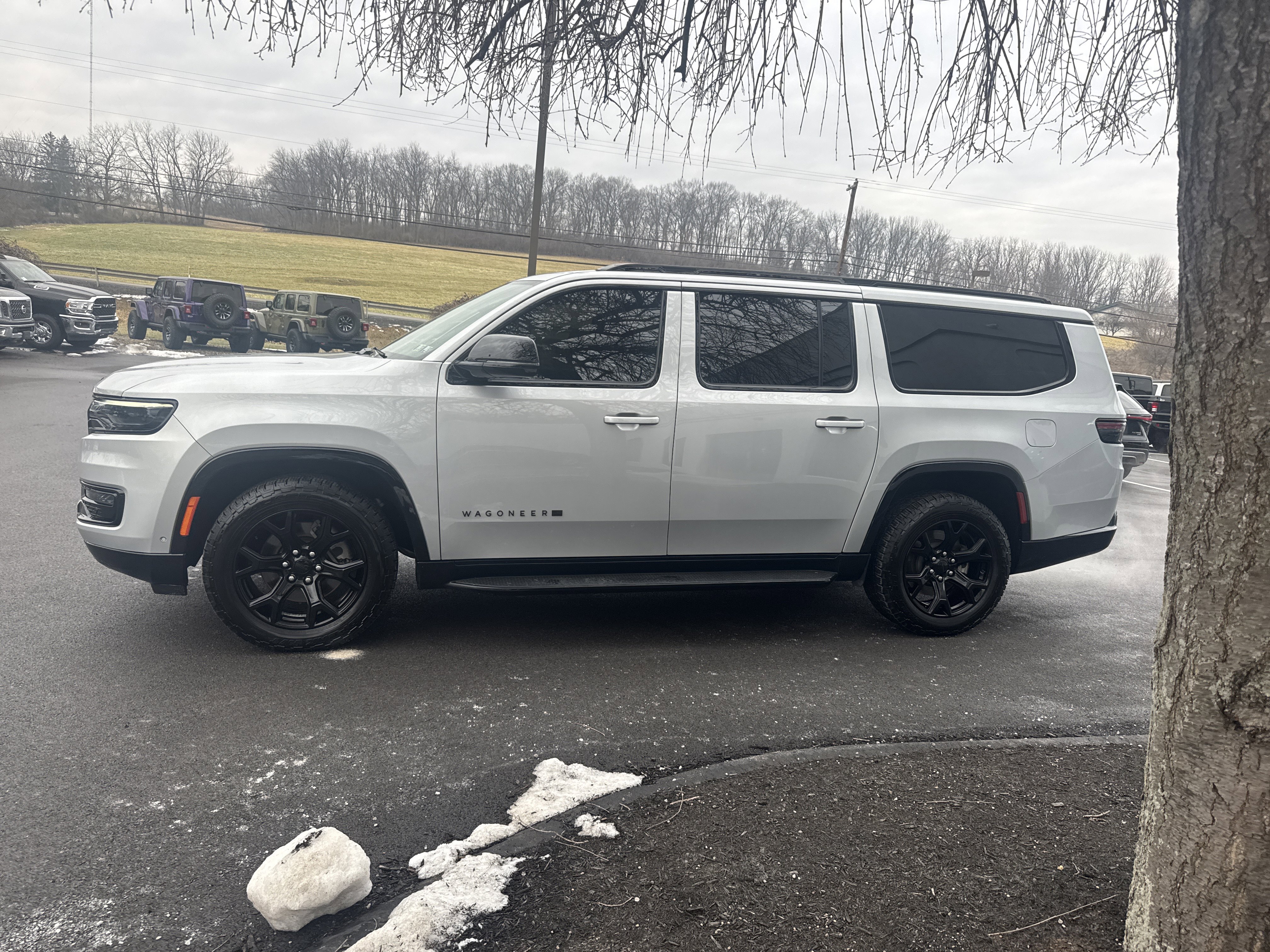 Used 2024 Jeep Wagoneer L Series II image 7