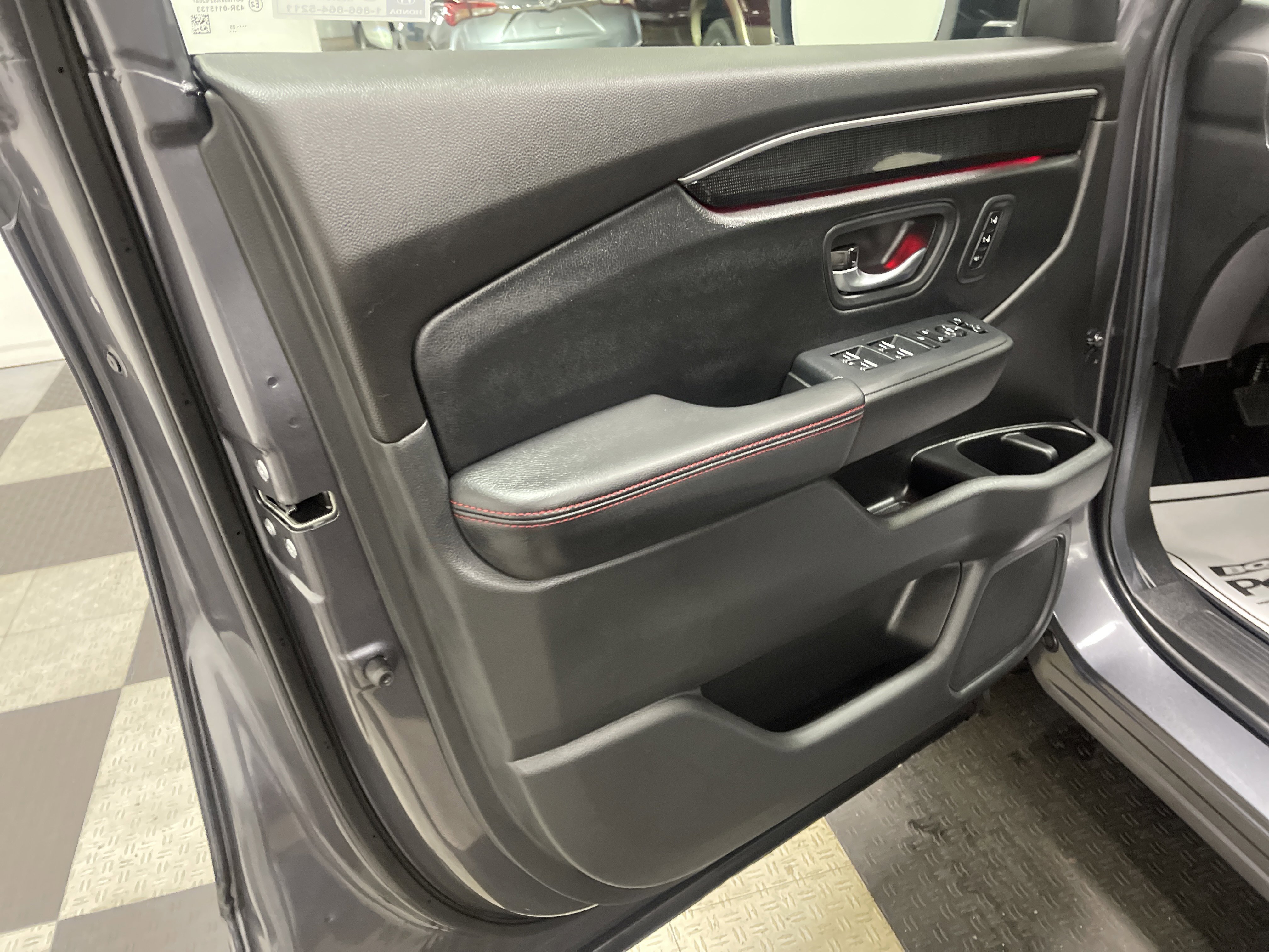 Used 2025 Honda Pilot Black Edition image 10