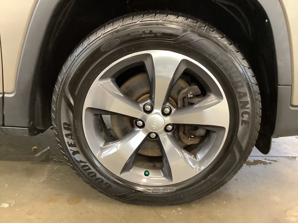 Used 2019 Jeep Cherokee Limited AWD/4WD image 25