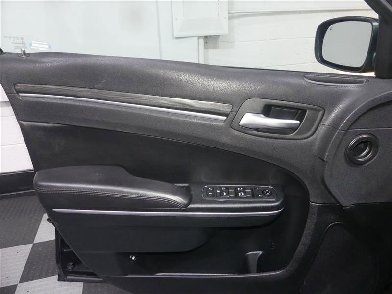 Used 2018 Chrysler 300 Touring w/ Driver Convenience Group AWD/4WD image 17