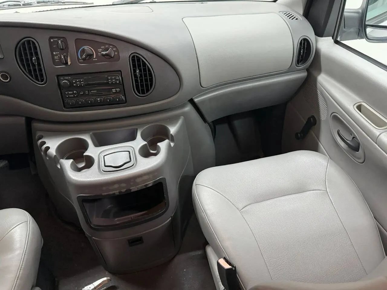 Used 2003 Ford E-350 and Econoline 350 XL RWD image 22