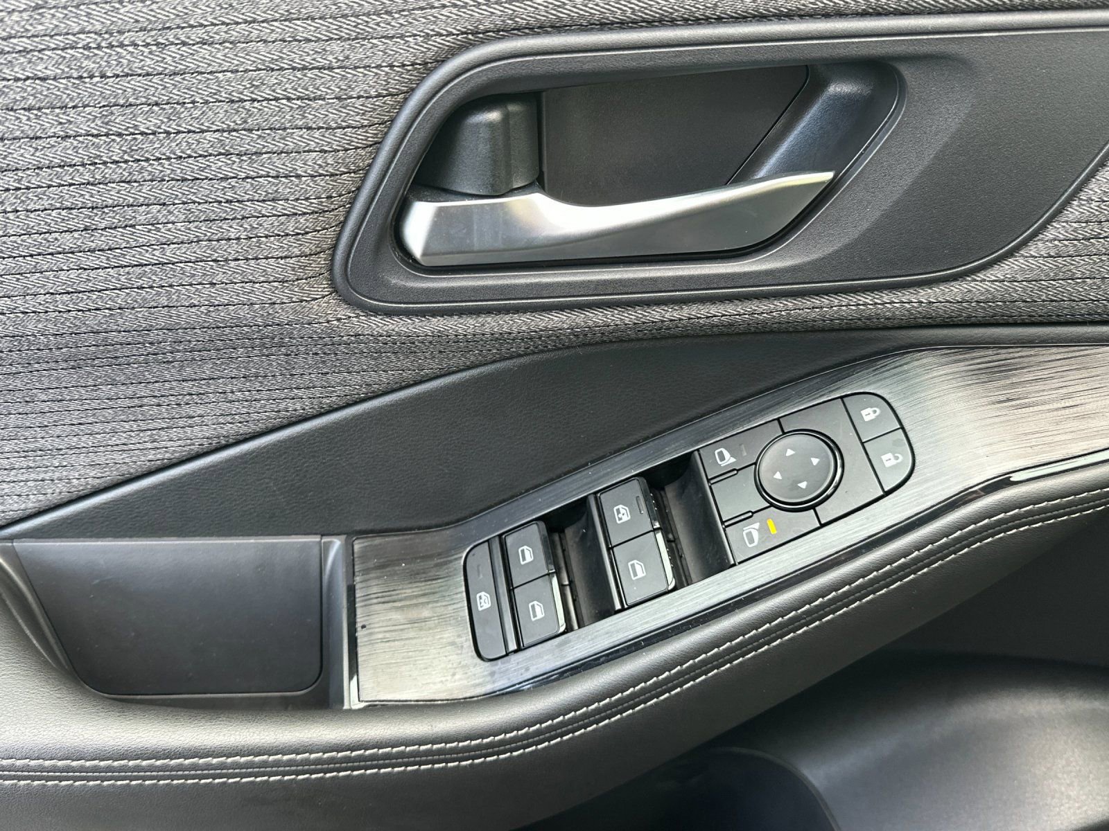 Used 2022 Nissan Rogue SV image 11