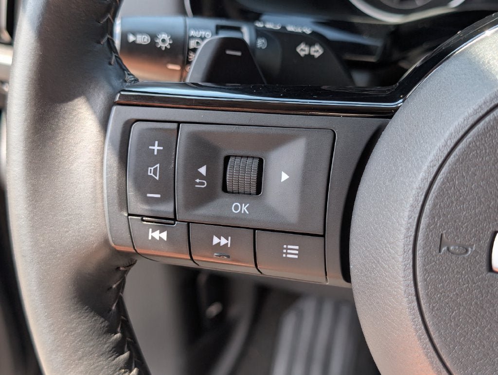 Used 2023 Nissan Pathfinder SL w/ Lighting Package (N92) FWD image 29