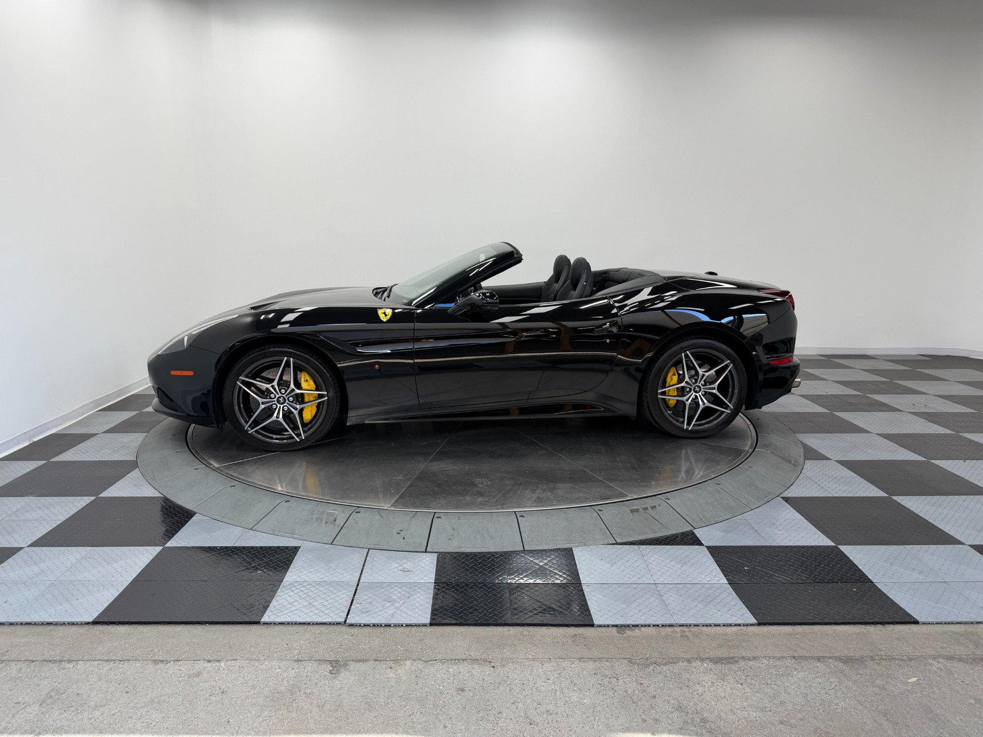 Used 2016 Ferrari California T RWD image 6