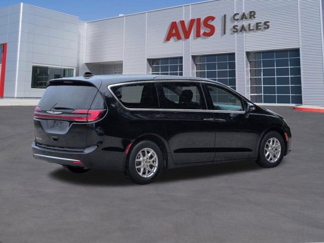 Used 2024 Chrysler Pacifica Touring-L FWD image 6