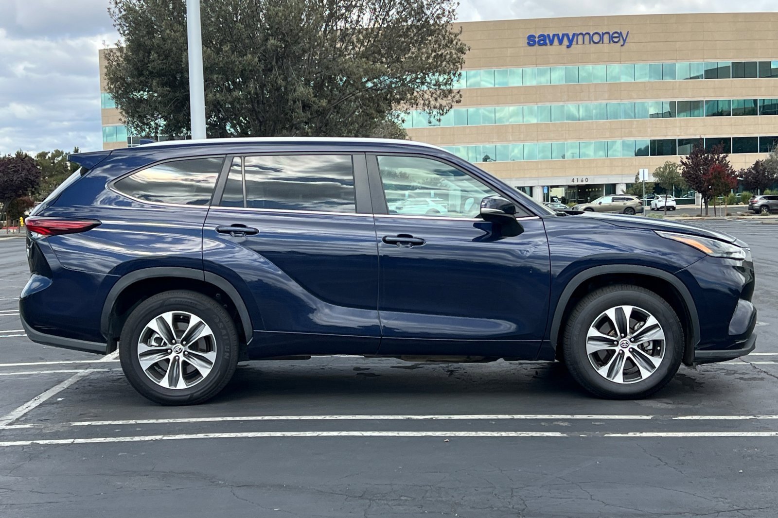 Used 2024 Toyota Highlander XLE image 3