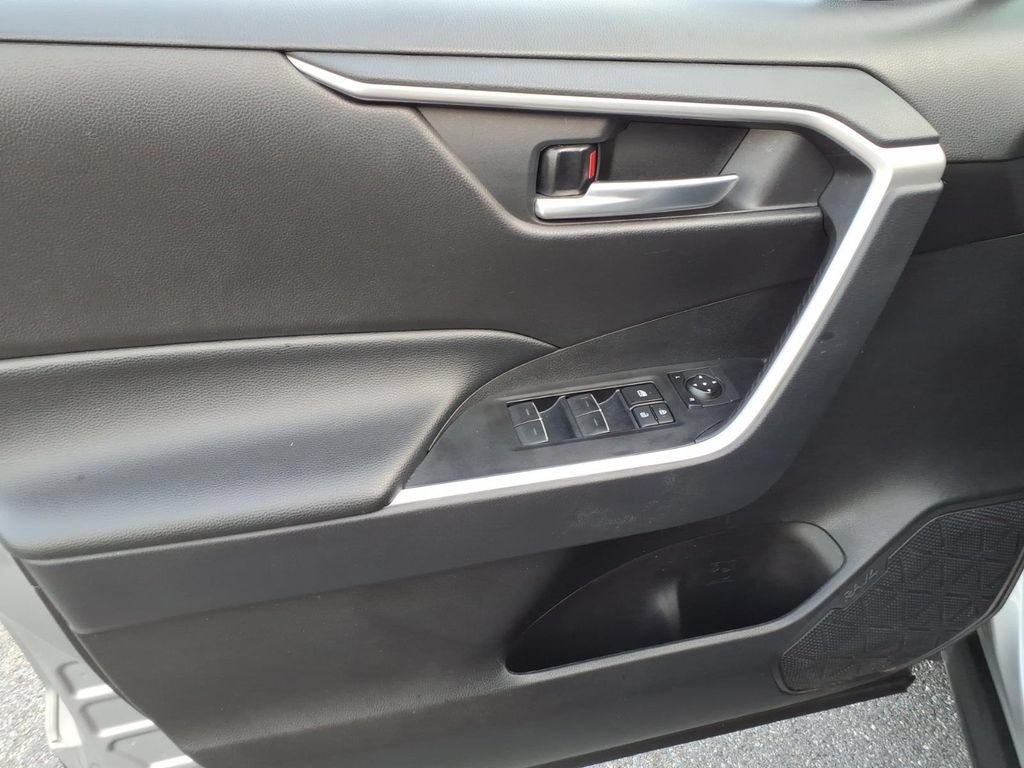 Used 2025 Toyota RAV4 XLE FWD image 16